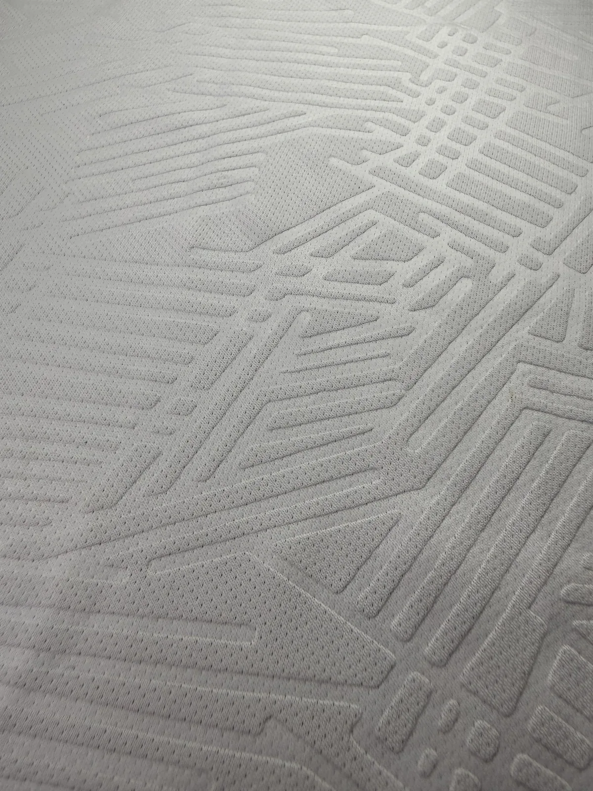 Detail hasil emboss motif Straw pada kain Brazil
